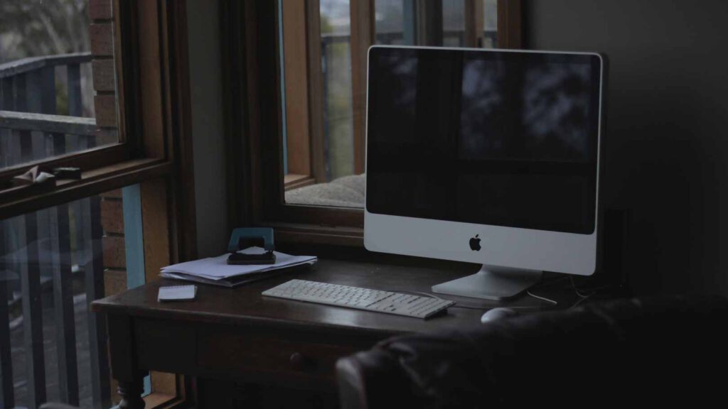 computer-mac-apple-table-light-keyboard-web