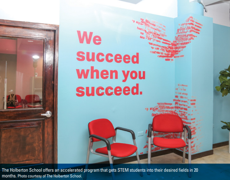 Foto de un área de oficinas de Hoberton School. Hay dos sillas rojas en primer plano y en una pared verde azulado se lee la frase "Tenemos éxito cuando tú tienes éxito" escrita en rojo.